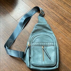 Cross body, 3 zippers, 11.5 x 7 x 3 inches, adjustable strap